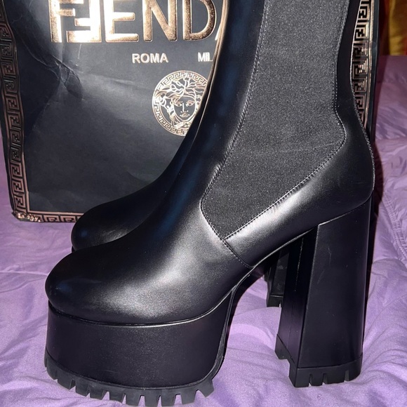 VERSACE🤩❤️‍🔥
Medusa Heeled Chelsea Boots - Picture 2 of 10